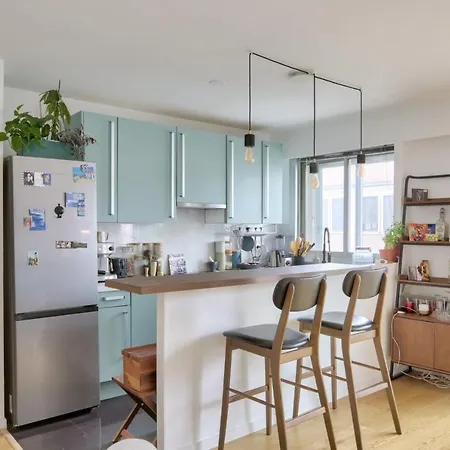 Charming Apartment With Balcony In Republique Paryż