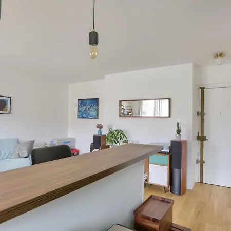 Charming Apartment With Balcony In Republique Paryż