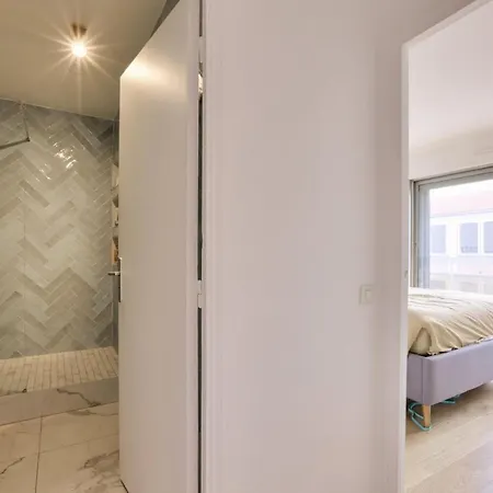 Charming Apartment With Balcony In Republique *